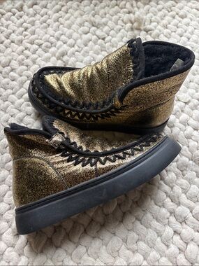 Metallic Gold Women's Ankle Boots - Cozy Lined Fashion Shoe